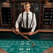 Tampilan detail tangan poker dengan kartu dan taruhan